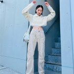 河北麻友子、大胆へそ出しでクビレあらわなオールホワイトコーデを披露!