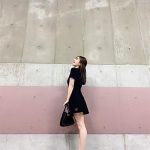 谷まりあ、ハートくり抜きワンピで美脚あらわなブラックコーデにファン歓喜！