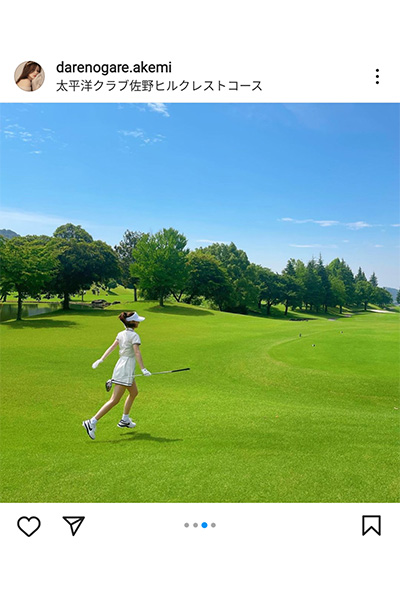 ダレノガレ明美、ポニテに超ミニ丈で白のゴルフウェアでまぶしい美脚を披露！