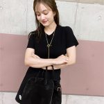 谷まりあ、ハートくり抜きワンピで美脚あらわなブラックコーデにファン歓喜！