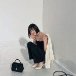 玉城ティナ、ヘソ出しオールブラックな私服コーデでスレンダーボディを披露！