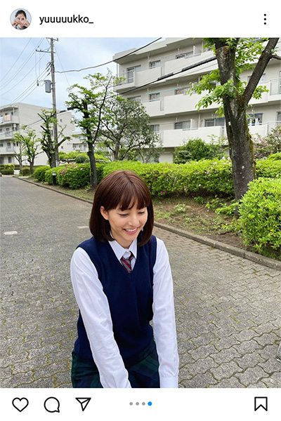 新木優子、似合い過ぎるキュートなJK制服×ボブのウインクショットに反響！
