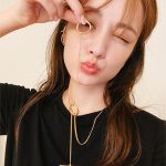 谷まりあ、ハートくり抜きワンピで美脚あらわなブラックコーデにファン歓喜！