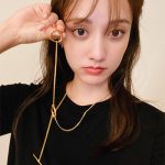 谷まりあ、ハートくり抜きワンピで美脚あらわなブラックコーデにファン歓喜！