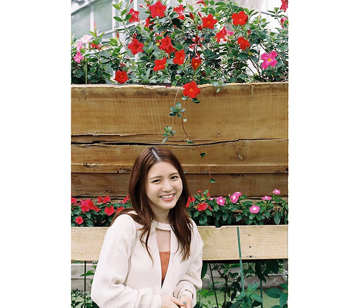 中田圭祐、綺麗な花をバックに撮影した川島海荷の幸せ溢れる笑顔ショットを公開