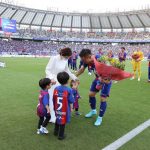 平愛梨、長友佑都のJリーグ100試合出場セレモニーに駆けつける
