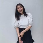 石川恋、フレアなミニスカ姿でギャルピースオフショットを公開