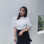 石川恋、フレアなミニスカ姿でギャルピースオフショットを公開