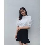 石川恋、フレアなミニスカ姿でギャルピースオフショットを公開