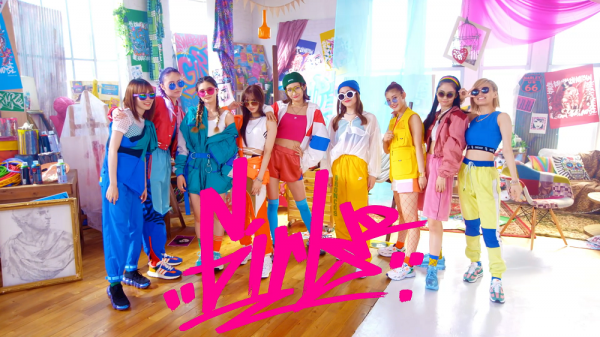 Girls2、新曲「Swipe Up」MV公開＆先行配信スタート