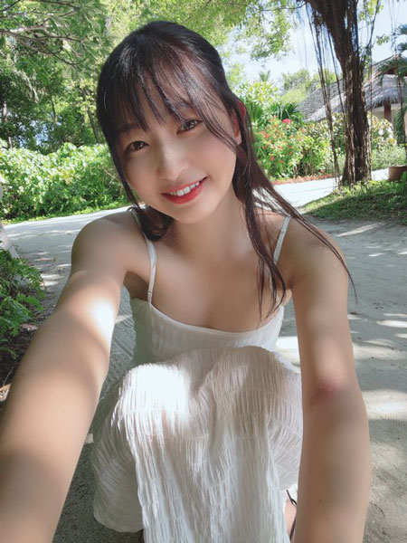 我妻ゆりか︎︎、白ワンピース姿で天使の微笑みをお届け