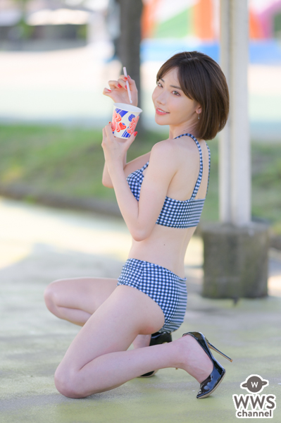 【写真特集 10枚】深田えいみ、ビキニ姿で食べるかき氷の所作に視線釘付け！＜近代麻雀水着祭2022＞