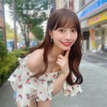藤川らるむ、オフショル×ミニ丈デニムで美脚映え！「夏女」コーデに歓喜の声も