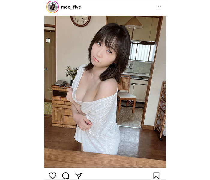 伊織もえ、肩ずらしのシャツから透明バスト披露！