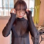 伊織もえ、スケスケ衣装でパンチラ＆絶対領域を見せるメガネっ娘姿が「えちえち」すぎる！