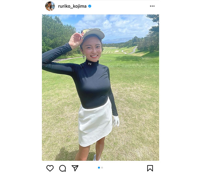 小島瑠璃子、ゴルフウェア姿で美脚チラリ