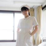 未梨一花、迫り来る圧巻の桃尻をナース服で大胆見せつけ！