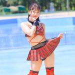 【写真特集 14枚】美里朱音（Pretty Ash）、赤チェックのコスチュームで魅せる脚線美に釘付け！＜近代麻雀水着祭2022＞