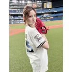 桃月なしこ、「745」ユニフォームで始球式に挑む！
