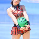 【写真特集 14枚】美里朱音（Pretty Ash）、赤チェックのコスチュームで魅せる脚線美に釘付け！＜近代麻雀水着祭2022＞