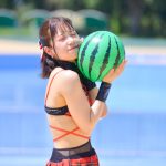 【写真特集 14枚】美里朱音（Pretty Ash）、赤チェックのコスチュームで魅せる脚線美に釘付け！＜近代麻雀水着祭2022＞