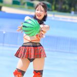 【写真特集 14枚】美里朱音（Pretty Ash）、赤チェックのコスチュームで魅せる脚線美に釘付け！＜近代麻雀水着祭2022＞
