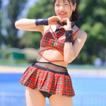 【写真特集 14枚】美里朱音（Pretty Ash）、赤チェックのコスチュームで魅せる脚線美に釘付け！＜近代麻雀水着祭2022＞