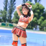 【写真特集 14枚】美里朱音（Pretty Ash）、赤チェックのコスチュームで魅せる脚線美に釘付け！＜近代麻雀水着祭2022＞