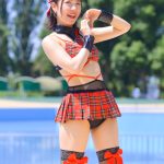 【写真特集 14枚】美里朱音（Pretty Ash）、赤チェックのコスチュームで魅せる脚線美に釘付け！＜近代麻雀水着祭2022＞