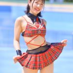 【写真特集 14枚】美里朱音（Pretty Ash）、赤チェックのコスチュームで魅せる脚線美に釘付け！＜近代麻雀水着祭2022＞