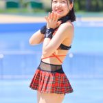 【写真特集 14枚】美里朱音（Pretty Ash）、赤チェックのコスチュームで魅せる脚線美に釘付け！＜近代麻雀水着祭2022＞