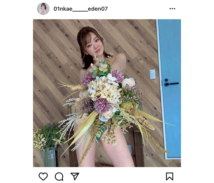 七川楓、裸に見える花束隠しのセクシーショットにドキドキ！