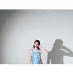 のん、キラキラな透け感ワンピースで美脚披露！