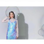 のん、キラキラな透け感ワンピースで美脚披露！
