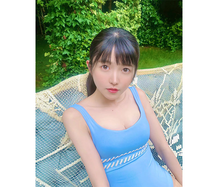 真っ白なキャンバス・小野寺梓、爽やかな青色水着で美デコルテお届け！