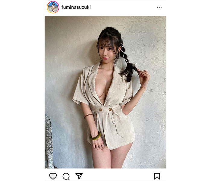 鈴木ふみ奈、まんまるバストをのぞかせたセクシーショット公開！