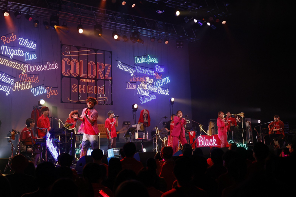 鈴木愛理、「COLORZ powered by SHEIN」東京公演にピンクのセットで登場