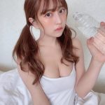 竹内星菜、水を飲みこぼすセクシーなサービスショットで悩殺！
