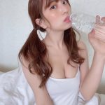 竹内星菜、水を飲みこぼすセクシーなサービスショットで悩殺！