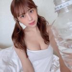 竹内星菜、水を飲みこぼすセクシーなサービスショットで悩殺！