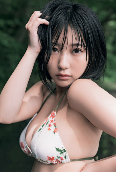 HKT48・田中美久、大人びた表情で見つめる水着グラビアを「blt graph.」で初披露！
