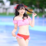 【写真特集 13枚】コスプレイヤー・つづく、ガーリーなギンガムチェック水着で透明肌をお届け！＜近代麻雀水着祭2022＞