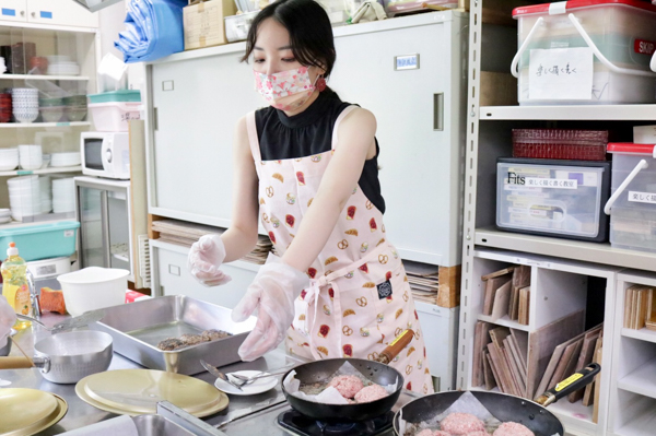 吉田三莉らミスコンファイナリストが自ら企画した「ミスユニバーシティこども食堂」が開催