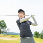 雪平莉左がゴルフウェア披露！「上手そう」「美人ゴルファー」の声も