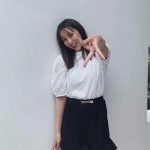 石川恋、フレアなミニスカ姿でギャルピースオフショットを公開