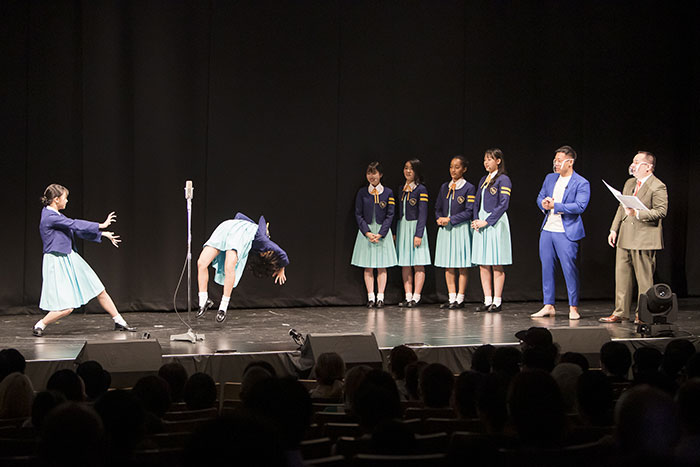 ミルクボーイが少女歌劇団ミモザーヌ・大阪夏公演「Traveling Summer」にゲスト出演！ 納豆ガールが２期生・みやはらにこの宙返りで勝者に。