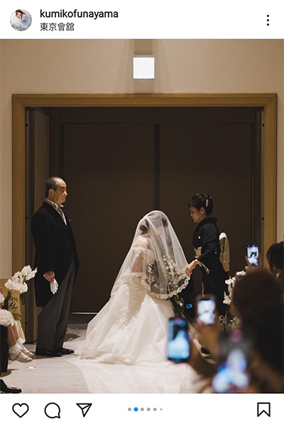舟山久美子、3年越しのウエディングドレス姿で夫との2ショットを公開！