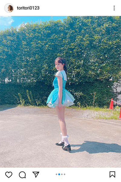 トリンドル玲奈、ポニテ×超ミニ丈で美脚際立つアイドルショット披露！