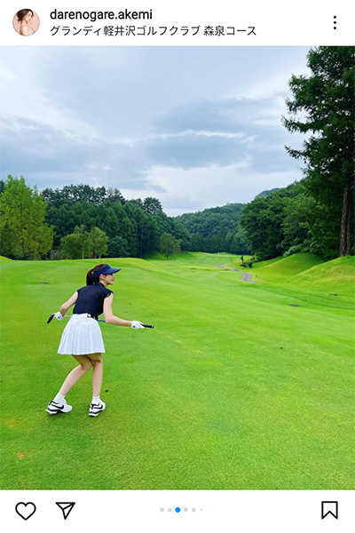 ダレノガレ明美、ノースリ超ミニスカウェア姿で美麗な生脚美脚を公開！