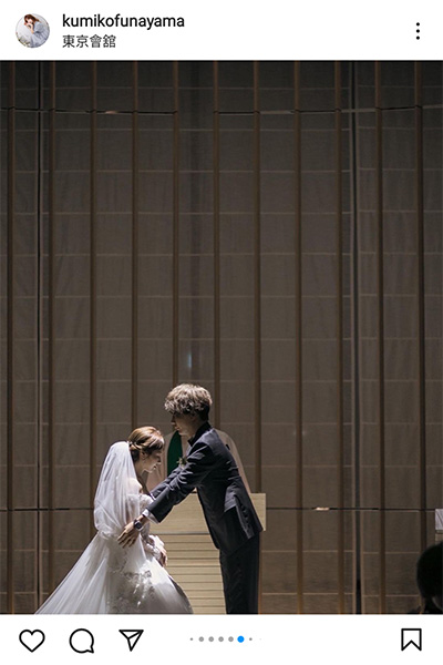 舟山久美子、3年越しのウエディングドレス姿で夫との2ショットを公開！